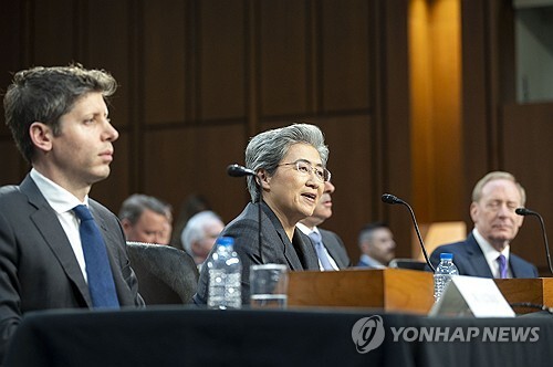 미 상원 청문회. 왼쪽부터 샘 올트먼 오픈AI CEO, 리사 수 AMD CEO, 브래드 스미스 MS 사장