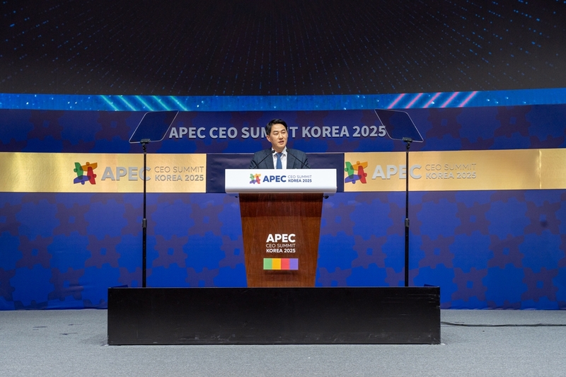[사진자료 1] 두나무 오경석 대표가 29일 경주예술의전당 화랑홀에서 열린 ‘APEC CEO 서밋 코리아 2025’에서 ‘통화와 글로벌 금융시장의 미래’를 주제로 기조연설을 하고 있다.