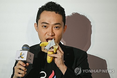 29일 홍콩 페닌술라 호텔서 바나나를 먹고 있는 저스틴 선