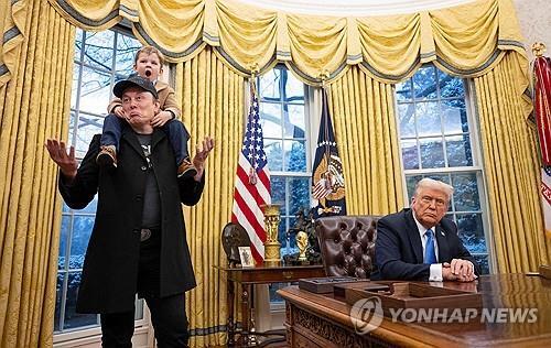 지난 2월 트럼프 집무실에 아들과 동행한 머스크
