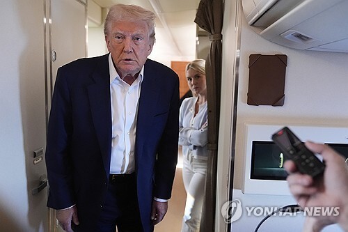 전용기에서 취재진과 문답 나누는 트럼프