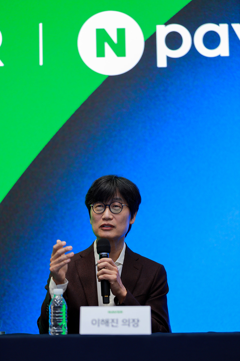 [사진] 27일 경기도 성남시에 위치한 네이버 1784에서 열린 3사 공동 기자간담회에서 이해진 네이버 이사회 의장이 기자들의 질의에 답변하고 있다.